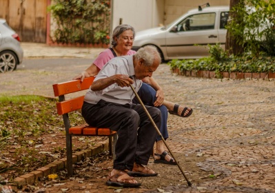 Más allá de la protección básica: 5 razones científicas para elegir compresas premium para la incontinencia
